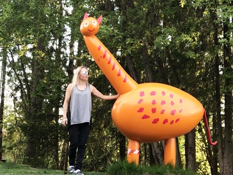 Painting stainless steel animal sculpture in Norway